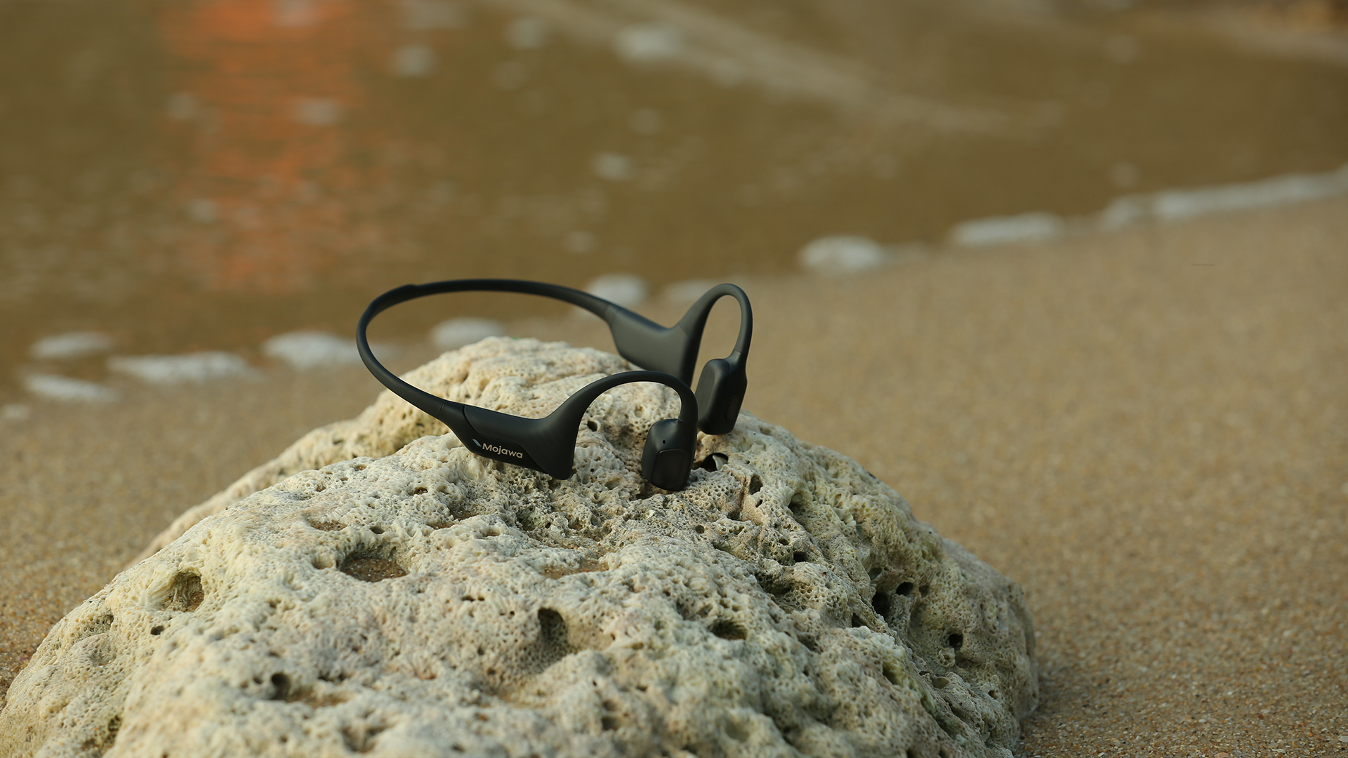 Mojawa Purra Flow AI-powered bone conduction headphones feature open-ear audio, built-in heart rate monitoring, and an intelligent AI coach that delivers real-time workout guidance. / Source: Mojawa (EZ Newswire)