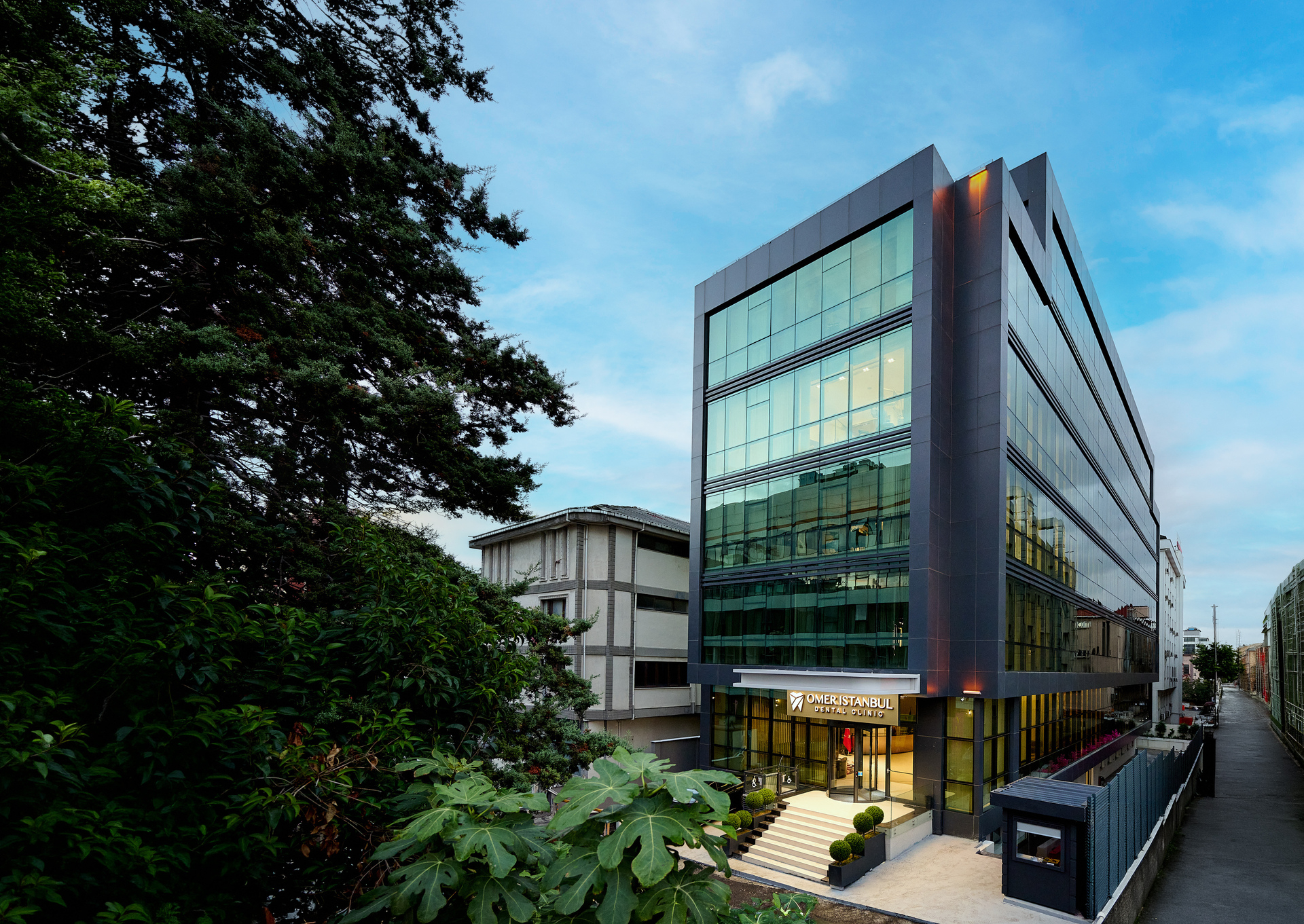 Exterior view of Omer Istanbul Dental Clinic’s new 5,200-square-metre, seven-storey dental complex in Istanbul, Türkiye. / Source: Omer Istanbul Dental Clinic (EZ Newswire)