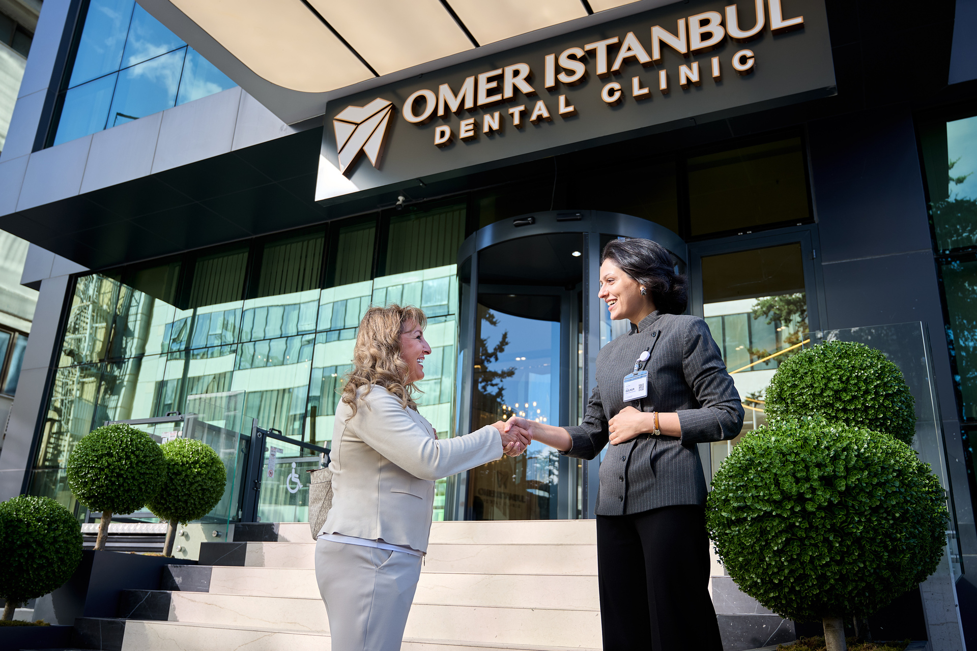 A member of the Patient Experience team welcomes a patient at the entrance to Omer Istanbul Dental Clinic’s new facility in Istanbul / Source: Omer Istanbul Dental Clinic (EZ Newswire)